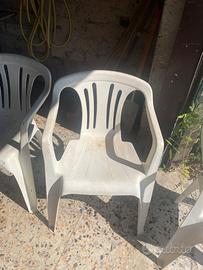 8 sedie per giardino in plastica bianca.
