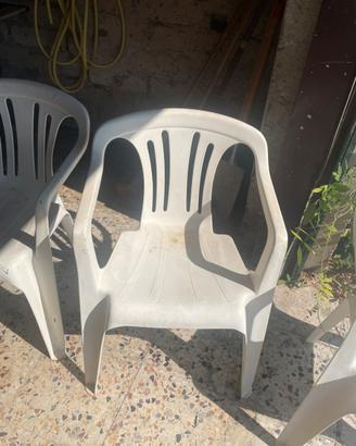 8 sedie per giardino in plastica bianca.