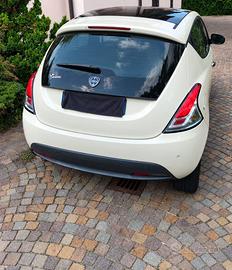 macchina lancia y