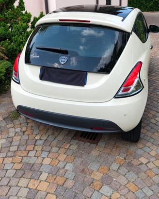 macchina lancia y