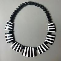Collana resina bianco nero stile Marion Godart