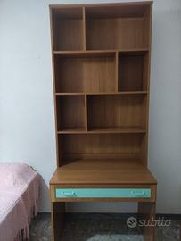 Libreria e scrivania con un cassetto