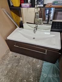 Mobile da bagno con specchio e lavandino