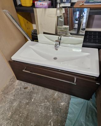 Mobile da bagno con specchio e lavandino