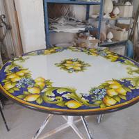 Tavoli maiolicati a mano in pietra lavica