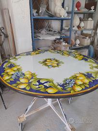 Tavoli maiolicati a mano in pietra lavica