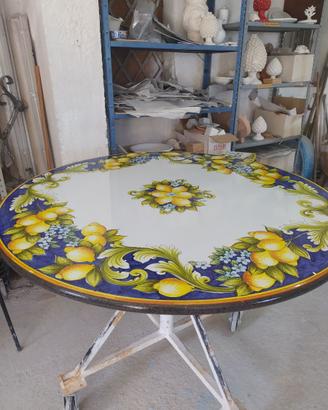 Tavoli maiolicati a mano in pietra lavica