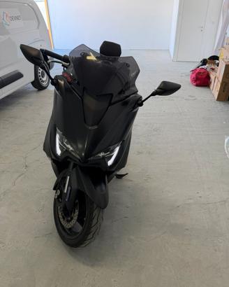 TMAX 560
