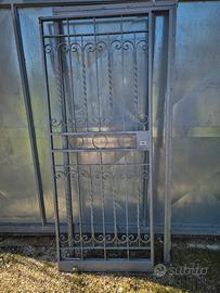 Porta in ferro con telaio