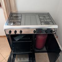 Cucina a gas e cappa Elica
