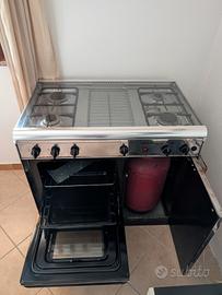 Cucina a gas e cappa Elica