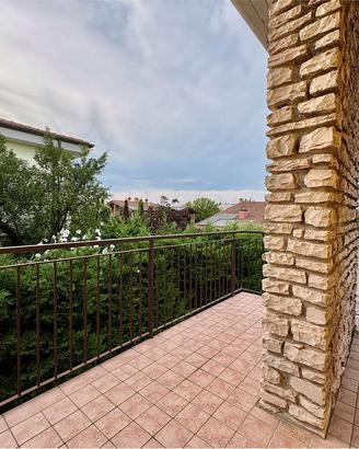 AMPIO TRILOCALE CON TERRAZZO ANGOLARE E GARAGE
