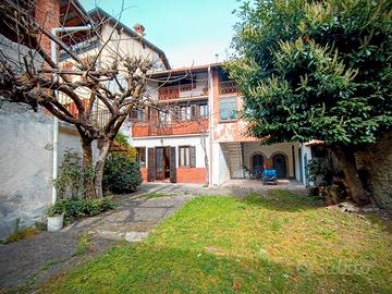 Casa cieloterra da ristrutturare con cortile e box