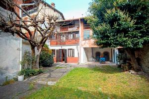 Casa cieloterra da ristrutturare con cortile e box