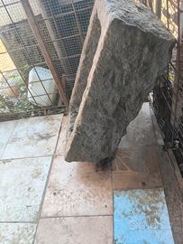 Trogolo fioriera antico in basaltina