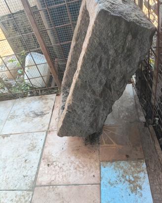 Trogolo fioriera antico in basaltina