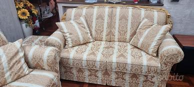 divano 2 posti +divano 3 posti+pouf+ cuscini 
