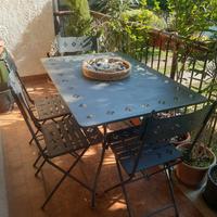 Tavolo da giardino o terrazzo con sedie in ferro