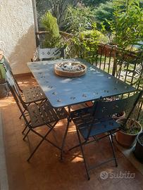 Tavolo da giardino o terrazzo con sedie in ferro