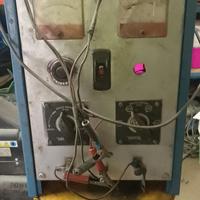 vecchio caricabatterie officina 