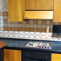 cucina con elettrodomestici 