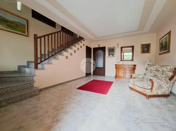 VILLA A SCHIERA A VOGHERA