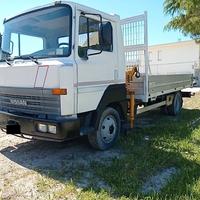 Autocarro con Gru Nissan L70