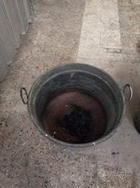 Pentoloni antichi in rame.