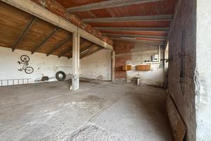 Magazzini agricoli con ampie metrature - Canossa