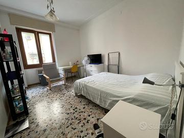 Stanza con bagno in camera