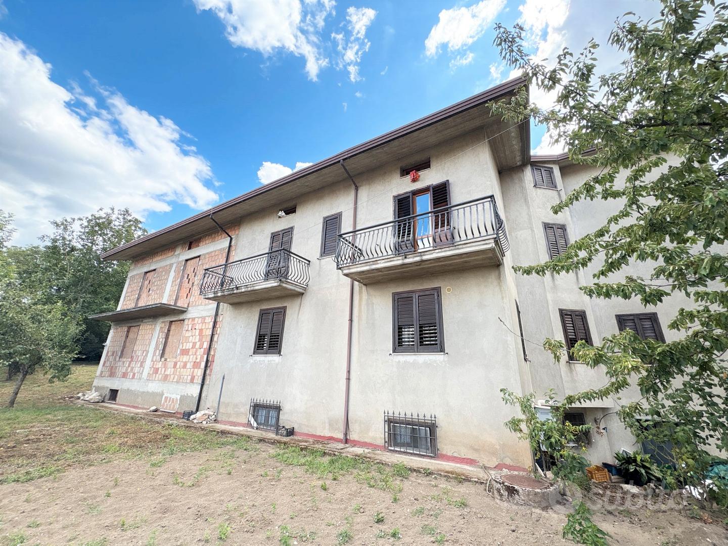 Intera villa bifamiliare con giardino in centro - Vista 3