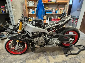 Parti Aprilia rs 660