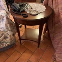 Tavolino rotondo in legno con cassetto e ripiano