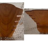 Porta collane in legno levigato.