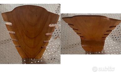 Porta collane in legno levigato.