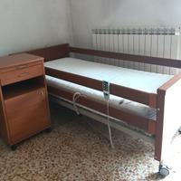 letto ortopedico con comodino e materasso