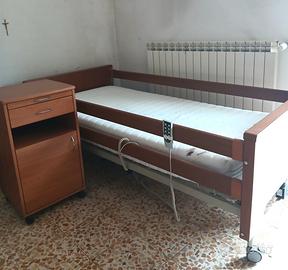 letto ortopedico con comodino e materasso