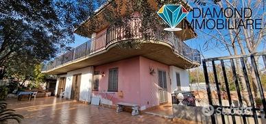 Villetta singola con ampi spazi esterni e garage