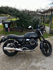 Moto Guzzi v7 Stone