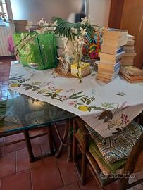tavolo per salone in vetro e rattan