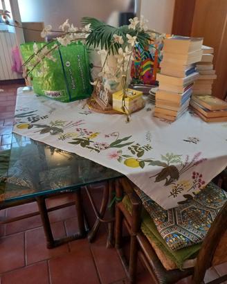tavolo per salone in vetro e rattan