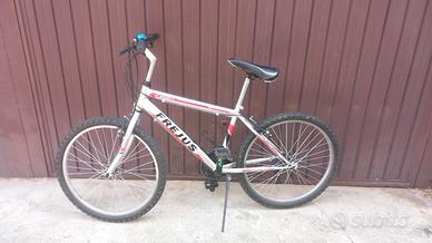 Bicicletta con casco