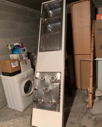 Piano cucina: lavandino miscelatore e fornelli gas