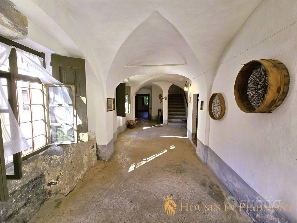 Rustico / Casale di 1000 m² con più di 5 locali a - Vista 4