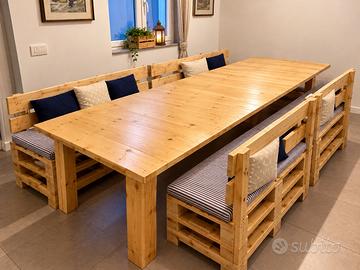 Tavolo artigianale in legno con 4 panche e cuscini