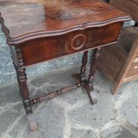 vecchio tavolino da lavoro