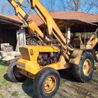 Trattore Nuffield 470 con pala caricatrice