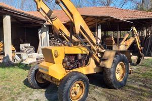 Trattore Nuffield 470 con pala caricatrice