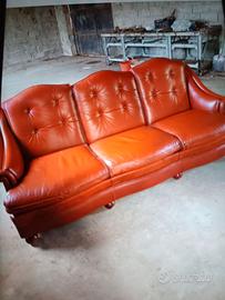 Divano rosso mattone