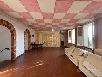 Appartamento di 365 m² con più di 5 locali a Cesen